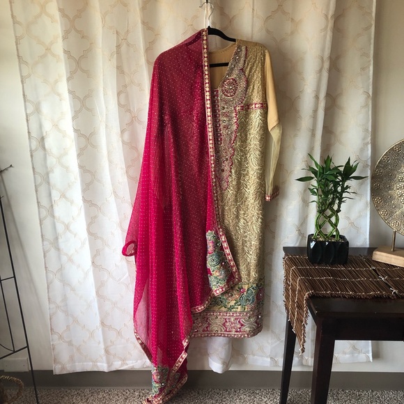 Paskistan Wedding Dress and Dupatta - Picture 2 of 8